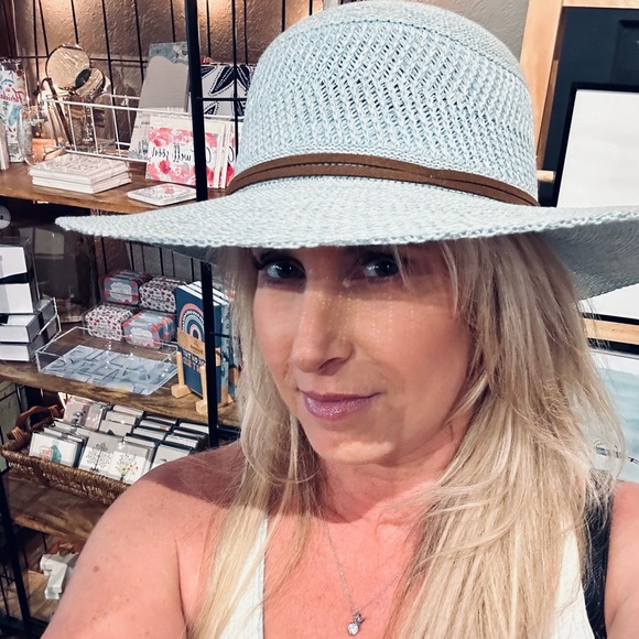 Meet your Posher, Stacie - Picture 2 of 2